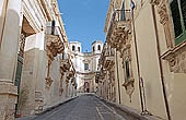 Noto, via Nicolaci e chiesa Montevergini 
